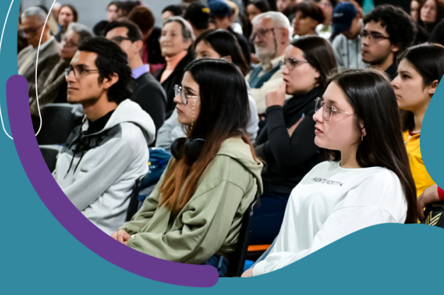 Grupo de estudiantes reunidos en auditorio